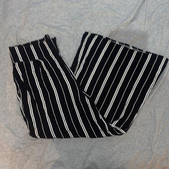 Black and white flowy pants from Hollister - Picture 2 of 3